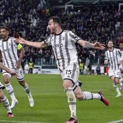 كاد يتسبب في كارثة.. “ثعبان ضخم” يختبئ داخل إطار سيارة