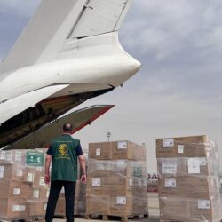 “مركز الملك سلمان للإغاثة” يبحث تقديم المساعدات للنازحين بالسودان.. ويدعم الصومال بـ 15 سيارة إسعاف