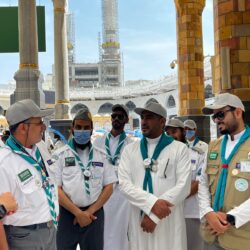 (107) آلاف طائف في الساعة يؤدون طواف الوداع داخل “الرواق السعودي”