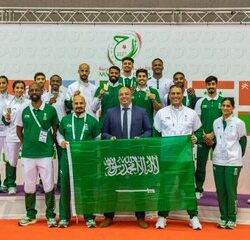 سقوط مجسماً مضيئاً في مدخل الطائف بسبب العوامل الجوية .. ولا إصابات أو خسائر