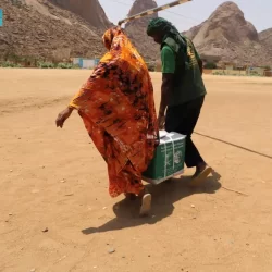 مركز الملك سلمان للإغاثة يواصل توزيع المساعدات الإغاثية لمتضرري الزلزال في بدة جنديرس بمحافظة حلب