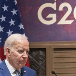 مدني تبوك ينقذ شخصًا سقط من مرتفع جبلي