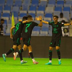 “سعود بن نهار” يسلم الطلاب كتبهم الدراسية في مدارس الطائف