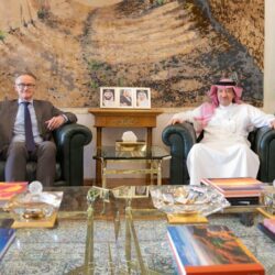 رئيسة الشؤون التعليمية بمكتب تعليم العرضيات تعقد اجتماعها الأول بمديرات المدارس وتكرم نوره الشمراني