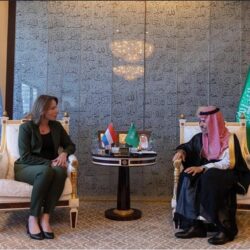 سمو وزير الدفاع يلتقي وفد صنعاء