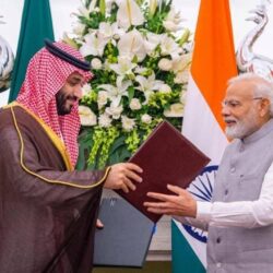 سمو ولي العهد يجري اتصالاً هاتفيًا بملك المغرب