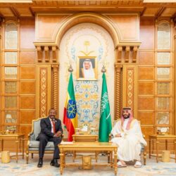 ولي العهد يستقبل أمير قطر لدى وصوله إلى العاصمة الرياض