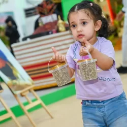 ” البيئة ” تشارك في مهرجان بوليفارد أضم بتوزيع شتلات