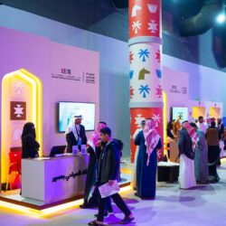 مهرجان الكُتّاب والقرّاء بعسير يشهد إقبالاً كبيراً.. وفعالياته تكتظ بالزوار