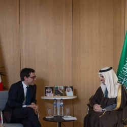 مركز الملك سلمان للإغاثة يوزع 3.000 كرتون تمر في مديرية رصد بمحافظة أبين