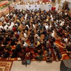 قاصدو المسجد النبوي يصطحبون أطفالهم للصلاة خلال شهر رمضان