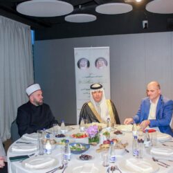 ضيوف برنامج خادم الحرمين الشريفين للعمرة والزيارة يؤدون “الجمعة الأولى” في رمضان بالمسجد الحرام