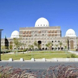 سمو ولي العهد يستقبل رئيس مجلس الوزراء بدولة الكويت