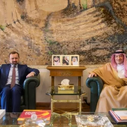 ضيوف الرحمن يلتقطون الصور التذكارية في المسجد الحرام