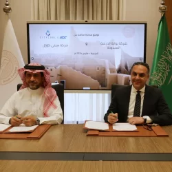 الغيوم تعانق جبلي شدا في محافظة المخواة