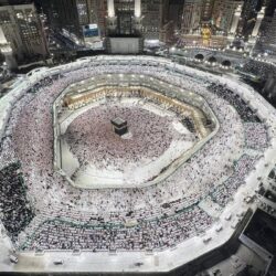 ولي العهد يؤدي صلاة عيد الفطر في المسجد الحرام مع جموع المصلين