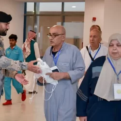 شرطة محافظة جدة تقبض على مقيم لنصبه واحتياله بالترويج بادعاء توفير سكن ونقل وحملات حج وهمية ومضللة وطباعة أساور حج مزورة