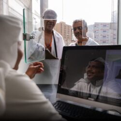 جموع المصلين يؤدون صلاة عيد الأضحى في المسجد الحرام