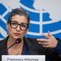 البرلمان العربي يدين استهداف الاحتلال الإسرائيلي مدرسة تؤوي نازحين فلسطينيين في غزة