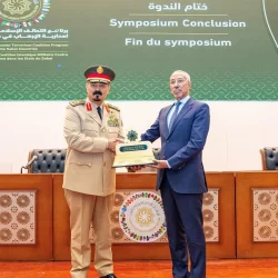 الرئيس الفرنسي يصل الرياض وفي مقدمة مستقبليه نائب أمير المنطقة