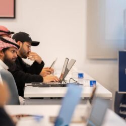 مركز الملك سلمان للإغاثة يوزّع مواد إغاثية في مدينة الرستن بمحافظة حمص السورية