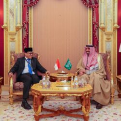 “وزير البيئة” يلتقي عددًا من المواطنين والمزارعين في منطقة جازان