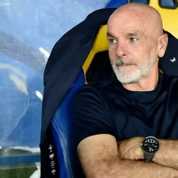 أمير منطقة الرياض يؤدي صلاة الميت على والدة صاحب السمو الملكي الأمير الوليد بن طلال بن عبدالعزيز