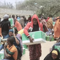 مركز الملك سلمان للإغاثة يوزّع 410 سلال غذائية في مقاطعة تيارت بموريتانيا