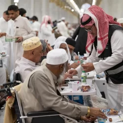 مدير عام الجوازات يتفقد سير العمل بجوازات مطار الملك خالد الدولي بالرياض ويشارك المنسوبين الإفطار الرمضاني