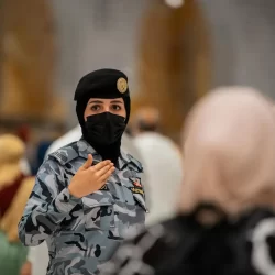 الأمير عبدالعزيز بن سعود يقف على سير العمل في مركز عمليات أمن المسجد الحرام