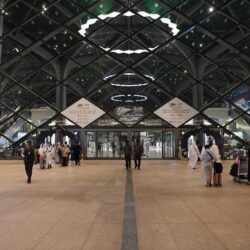 سمو ولي العهد والرئيس الفرنسي يبحثان هاتفيًا تطورات الأحداث في المنطقة