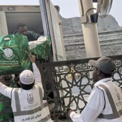 جموع المصلين بالمسجد الحرام يؤدون آخر صلاة جمعة بشهر رمضان