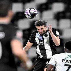 خالد الفيصل في 2400 وردة