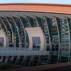 مطار الملك فهد الدولي يدعو المسافرين للتحقق من مستجدات الرحلات الجوية