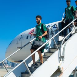 الخط العربي بأسلوب الثلث يزين كسوة الكعبة المشرفة لمرونته وأناقة تشكيله