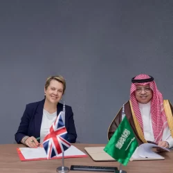 سمو وزير الخارجية يتلقى اتصالًا هاتفيًا من وزير خارجية المملكة المتحدة