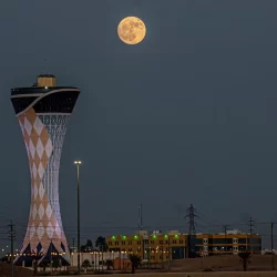 مركز الملك سلمان للإغاثة يوزّع (345) كرتون تمر للنازحين من محافظة السويداء إلى محافظة درعا