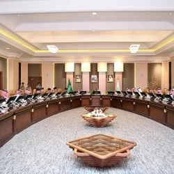 البريد السعودي يُصدر طابعًا تذكاريًا لتكريم الأمير خالد الفيصل