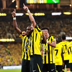 نائب أمير مكة يقدم العزاء للفريق محمد الحربي في وفاة والدته