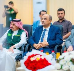 محمد عبده من مدخل قصر فرساي في باريس: “أنا معزوم من ضمن المعازيم”.. فيديو