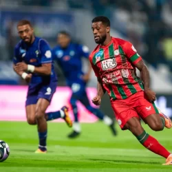 التعادل الإيجابي يحسم مواجهة الخليج ونيوم في دوري روشن