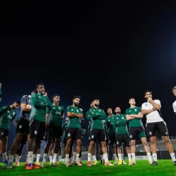 نائب أمير مكة يتقدم المصلين في صلاة الاستسقاء بالمسجد الحرام