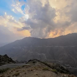 تجربة مساء جبل عِكمة.. رحلة تأخذ الزائر بين التعلّم واستكشاف النقوش العربية القديمة في العُلا