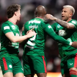 بـ 10 لاعبين.. الهلال يقهر الفتح بهدفين في مباراة مثيرة بدوري روشن