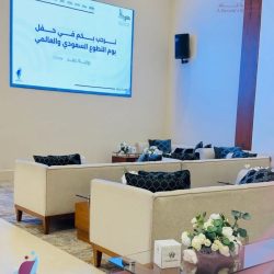 إنفاذًا لأمر خادم الحرمين الشريفين.. سفير المملكة لدى الإمارات يُقلّد الشيخ نهيان بن سيف آل نهيان وشاح الملك عبدالعزيز من الطبقة الثانية