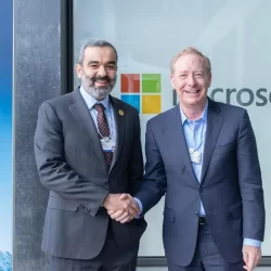 المدير العام للجوازات يقف على سير العمل في صالات الجوازات بمطار الملك خالد الدولي ويتسلّم التقرير السنوي لعام 2025