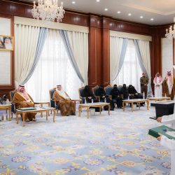 مركز الملك سلمان للإغاثة يوزع (400) كرتون تمر في مديرية عمد بمحافظة حضرموت