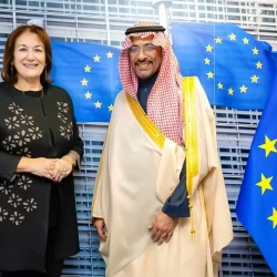 “الدارة” تنشر صورة تاريخية للملك عبدالعزيز مع عددٍ من أبنائه في قصر المربّع