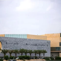 حتى الـ11 مساءً.. تنبيه من أمطار خفيفة ورياح نشطة على محافظة الجموم