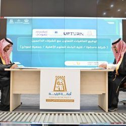 مركز “الغطاء النباتي” يعيد تأهيل شجرة طلح معمّرة في الدوادمي